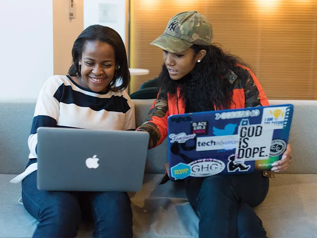 Students sharing laptop screens